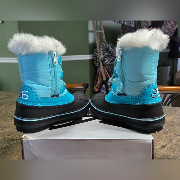 Arctix Kids Boots in Aqua and Black #1107 - Picture 5 of 11
